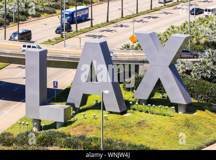 Los Angeles, Californie, USA - Le 22 mai 2019 : Le LAX-panneau à l'entrée de l'Aéroport International de Los Angeles. Banque D'Images