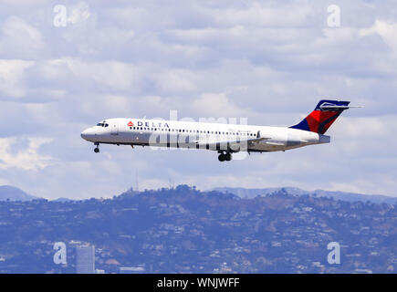 Los Angeles, Californie, USA - Le 22 mai 2019 : un Boeing 717 de Delta Airlines atterrit à l'Aéroport International de Los Angeles (LAX). Dans l'arrière-plan Banque D'Images