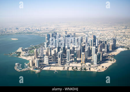 Plan large de l'antenne de gratte-ciels et des immeubles au centre-ville de Doha (West Bay) le long d'une journée claire - Doha, Qatar Banque D'Images