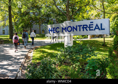Montréal, CA - 5 septembre 2019 : les étudiants passant par HEC Montréal sign Banque D'Images