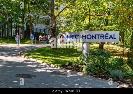 Montréal, CA - 5 septembre 2019 : les étudiants passant par HEC Montréal sign Banque D'Images