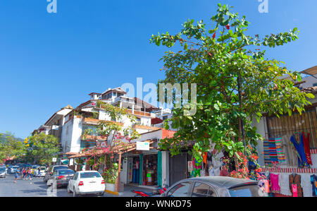 Puerta Vallarta, Mexique-18 Avril 2019 : les rues de Puerto Vallarta au coucher du soleil près de la promenade en front de mer (Malecon) et plages Banque D'Images