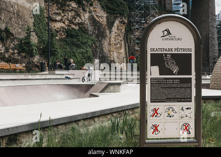 La Ville de Luxembourg, Luxembourg - le 19 mai 2019 : Inscrivez-vous à l'extérieur de la ville de Luxembourg, Peitruss Skatepark skatepark qui a été construit dans le parc de l'Peitruss Banque D'Images