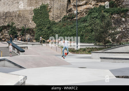 La Ville de Luxembourg, Luxembourg - le 19 mai 2019 : Les cavaliers à l'intérieur de la ville de Luxembourg, Peitruss Skatepark skatepark qui a été construit dans le parc de l'Peitrus Banque D'Images