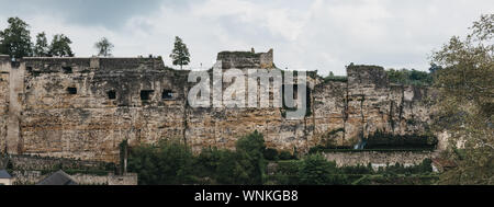 La Ville de Luxembourg, Luxembourg - le 19 mai 2019 : vue panoramique contre le ciel de personnes marchant sur Bock Casemates au Luxembourg, vaste complexe souterrain de Banque D'Images