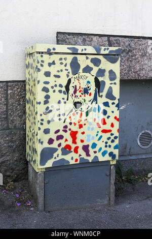 Street art sur cabinet de rue à Helsinki, Finlande Banque D'Images