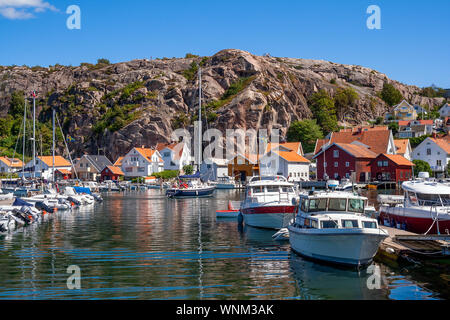 Bateaux dans le port de plaisance de village suédois in Kitchen, sur la côte ouest. Banque D'Images