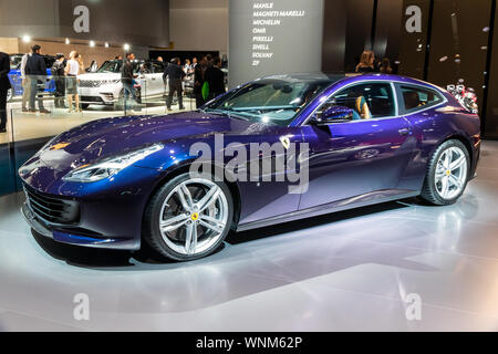 Francfort, Allemagne - Sep 13, 2013 : Ferrari GT C4Lusso sports car présenté à l'auto IAA de Francfort. Banque D'Images