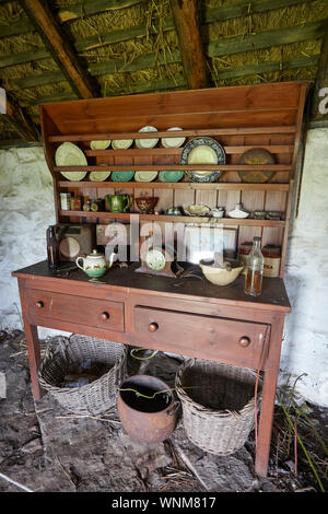 Welsh dresser sur l'affichage dans le Sheila's Cottage museum un traditionnel écossais black house sur l'île d'Ulva, île de Mull, Hébrides intérieures, Ecosse Banque D'Images