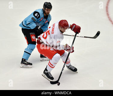 Trinec, République tchèque. 06 Sep, 2019. De gauche CASIMIR JURGENS de Lahti, TOMAS MARCINKO de Trinec en action lors de la Ligue des champions de hockey sur glace : groupe d match HC Ocelari Trinec vs Lahti Pélicans à Trinec, en République tchèque, le 6 septembre 2019. Photo : CTK Jaroslav Ozana/Photo/Alamy Live News Banque D'Images