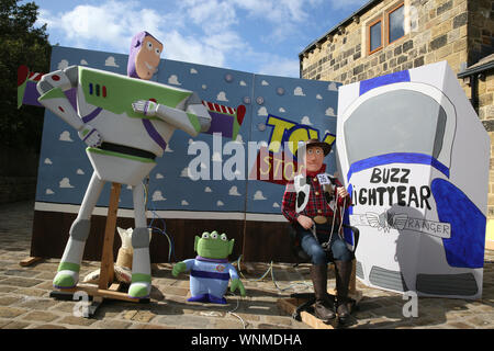 Norland, UK. 6 Septembre, 2019.Toy Histoire Personnages lors de l'Assemblée Norland Scarecrow Festival organisé par les populations locales avec de l'argent été recueillis pour des organismes de bienfaisance et le secteur local. Le thème de cette année est l'espace. Norland, West Yorkshire. UK. Crédit : Barbara Cook/Alamy Live News Banque D'Images