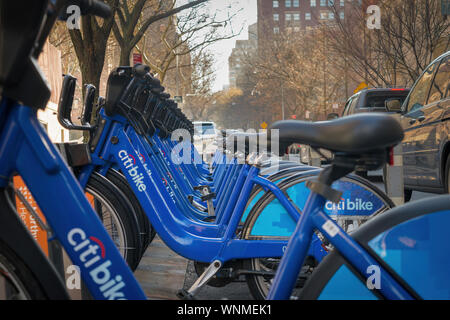 Citibikes sur New York City street, Manhattan, New York, USA Banque D'Images