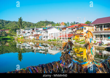 Kanchanaburi, Thaïlande - Décembre 13, 2017 : superbe vue sur le village, E-Thong Thong Pha Phum Pilok,Parc National, la province de Kanchanaburi, Thaïlande Banque D'Images