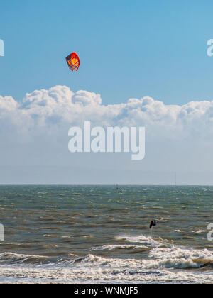 Le kitesurf à Aberavon Beach, Port Talbot, la baie de Swansea, Pays de Galles, Royaume-Uni. Banque D'Images