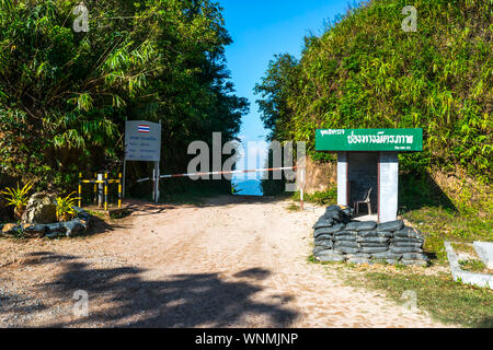 Kanchanaburi, Thaïlande - 12 décembre 2017 : Vue de la porte frontalière de l'amitié entre la Thaïlande et le Myanmar à l'E-thong Thong Pha Phum, village Nationa Banque D'Images