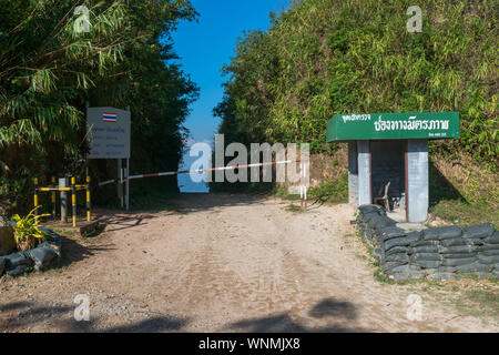 Kanchanaburi, Thaïlande - 12 décembre 2017 : Vue de la porte frontalière de l'amitié entre la Thaïlande et le Myanmar à l'E-thong Thong Pha Phum, village Nationa Banque D'Images