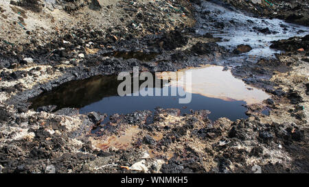 La contamination du sol et de l'eau pollution de l'huile sur place, l'ancien dépotoir de déchets toxiques, désastre écologique, contaminations de l'environnement, de la lagune d'huile Banque D'Images