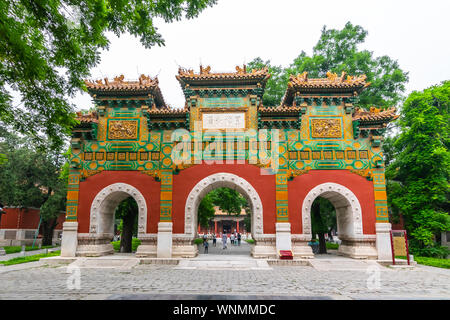 Beijing, Chine - le 26 mai 2018 : avis de personnes à pied à la porte d'entrée au Temple de Confucius et de l'Imperial College, à Beijing, en Chine. Banque D'Images