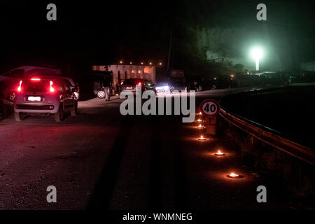 Messe en mémoire des victimes du séisme du 24 août 2016 de l'Italie centrale, célébrée par Mgr. Giovanni D'Ercole au parc de Pescara del T Banque D'Images