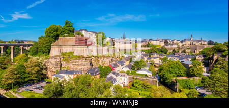 Vue panoramique sur les parties inférieure et supérieure de la ville de Luxembourg, capitale du Luxembourg Banque D'Images