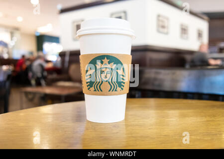 Jakarta, Indonésie, 31 Décembre 2018 : Avis d'un verre de café Starbucks de papier sur la table en bois au centre commercial Grand Indonesia, Jakarta, Indonésie Banque D'Images