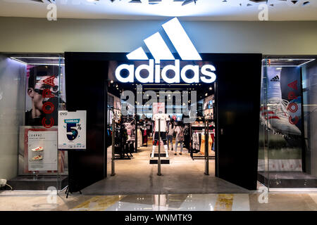 Jakarta, Indonésie - 31 décembre 2018 : voir l'avant du magasin d'Adidas, Allemagne Une société multinationale qui est engagé dans la conception, le développement, ma Banque D'Images