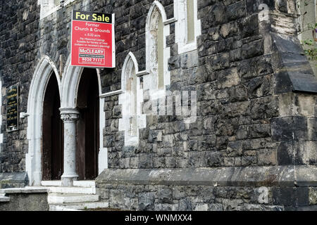 Panneau de signalisation de l'église paroissiale de Saint-Luc pour la vente. Belfast, Ulster, Irlande du Nord, Royaume-Uni. Europe. Banque D'Images