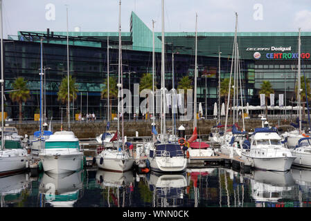 Bateaux dans le port de Vigo amarré dans le nord-ouest de l'Espagne, l'Union européenne. Banque D'Images