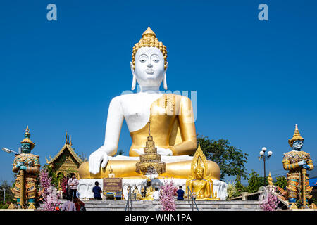 Chiang Mai, Thaïlande - Février 24, 2019 : Avis de voyageurs avec 17 pèlerinage thaïlandais mètres grand Bouddha assis au Wat Phra That Doi Kham temple en Chian Banque D'Images