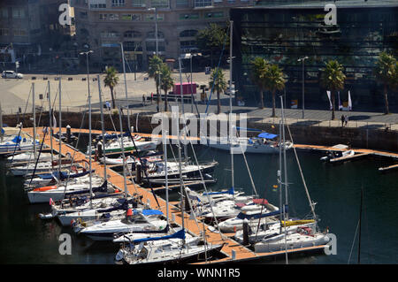 Bateaux dans le port de Vigo amarré dans le nord-ouest de l'Espagne, l'Union européenne. Banque D'Images