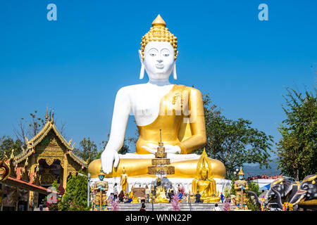 Chiang Mai, Thaïlande - Février 24, 2019 : Avis de voyageurs avec 17 pèlerinage thaïlandais mètres grand Bouddha assis au Wat Phra That Doi Kham temple en Chian Banque D'Images