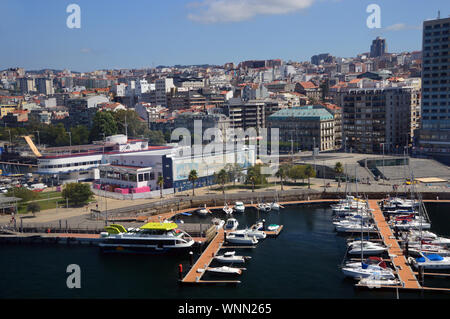 Bateaux dans le port de Vigo amarré dans le nord-ouest de l'Espagne, l'Union européenne. Banque D'Images