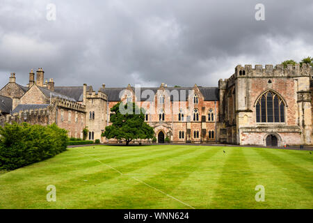 Le Palais de l'évêché avec chapelle et Croquet vert sous ciel nuageux dans la région de Wells Somerset en Angleterre Banque D'Images