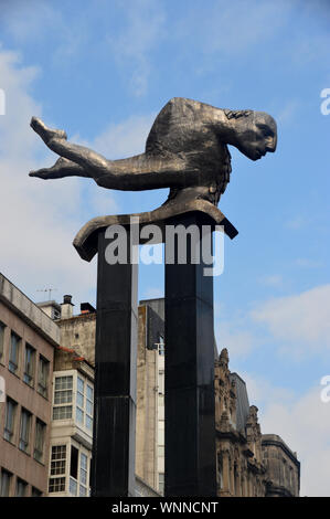 La Sculpture El Serino (L) par Clyde Mcphatter artiste galicien Francisco Leiro dans Porta do Sol, Vigo au nord ouest de l'Espagne, de l'Union européenne. Banque D'Images