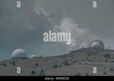 Vue de l'observatoire dans les montagnes. La Crimée Banque D'Images