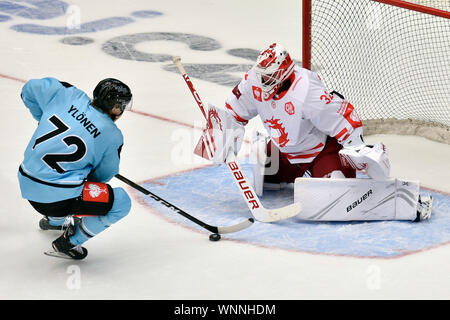 Trinec, République tchèque. 06 Sep, 2019. De gauche JESSE YLONEN de Lahti et PATRIK BARTOSAK de Trinec en action lors de la Ligue des champions de hockey sur glace : groupe d match HC Ocelari Trinec vs Lahti Pélicans à Trinec, en République tchèque, le 6 septembre 2019. Photo : CTK Jaroslav Ozana/Photo/Alamy Live News Banque D'Images