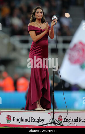 Une femme enceinte Laura Wright, Angleterre/Italie, 2019 Allstar Crédit : photo library/Alamy Live News Banque D'Images