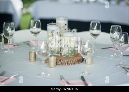Décoration de table pour réception de mariage d'orchidées dans l'eau. Banque D'Images