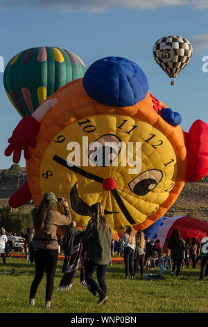 Reno, Nevada, USA. Sep 6, 2019. Les spectateurs de prendre des photos de l'augmentation des ballons vendredi matin lors de la 38e Grande Reno Ballon Race, tenue à Rancho San Rafael Park régional à Reno, Nevada. La course, la plus importante du monde montgolfière, l'événement se déroule du 6 à 8, 2019. Credit : Tracy Barbutes/ZUMA/Alamy Fil Live News Banque D'Images