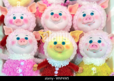 Les jouets mous piggies avec yeux bleus expressifs. Banque D'Images