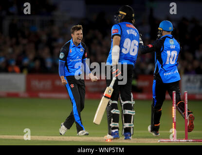 Le Worcestershire Rapids' Ed Barnard (à gauche) célèbre en tenant le wicket de Sussex Sharks' David Wiese pendant l'épanouissement Blast T20 Quart de finale au sol, comté de Hove. Banque D'Images