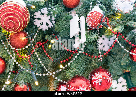 L'arbre de Noël sur la rue est décoré de divers jouets lumineux et les flocons. Banque D'Images