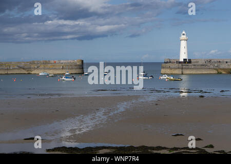 Une journée ensoleillée à Donaghadee port à marée basse Banque D'Images