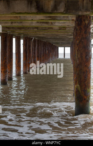 Structure métal Southwold pier au-dessus de l'eau holding Banque D'Images