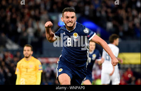 Scotland's John McGinn fête marquant son premier but de côtés du jeu pendant l'UEFA Euro 2020, Qualification Groupe I match à Hampden Park, Glasgow. Banque D'Images