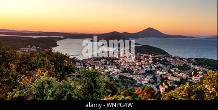 Superbe vue panoramique sur les îles croates dans le golfe de Kvarner au coucher du soleil Banque D'Images