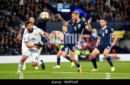 Scotland's John McGinn fête marquant son premier but de côtés du jeu pendant l'UEFA Euro 2020, Qualification Groupe I match à Hampden Park, Glasgow. Banque D'Images