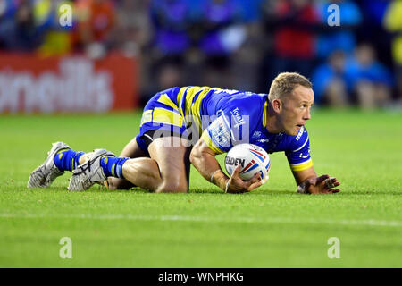 6 septembre 2019 ; stade Halliwell Jones, Warrington, Lancashire, Angleterre ; Betfred Super League Rugby, Warrington Wolves contre Wakefield Trinity ; Jason Clark de Warrington Wolves recherche un passer de la hauteur - éditorial uniquement. Banque D'Images
