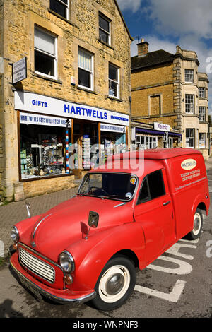 Morris rouge chariot classique à Hartwells hardware store sur High Street Bourton-dans-l-eau dans les Cotswolds en Angleterre Banque D'Images