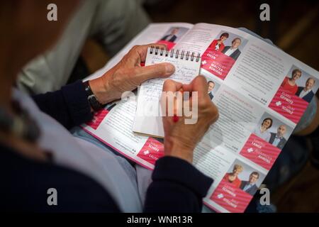 06 septembre 2019, Basse-Saxe, Hanovre : un député SPD prend des notes pendant la présentation des candidats. Le nouveau DOCUP leadership seront déterminés au cours d'un sondage auprès des membres en octobre. Le résultat devrait être connu le 26 octobre. Photo : Sina Schuldt/dpa Banque D'Images